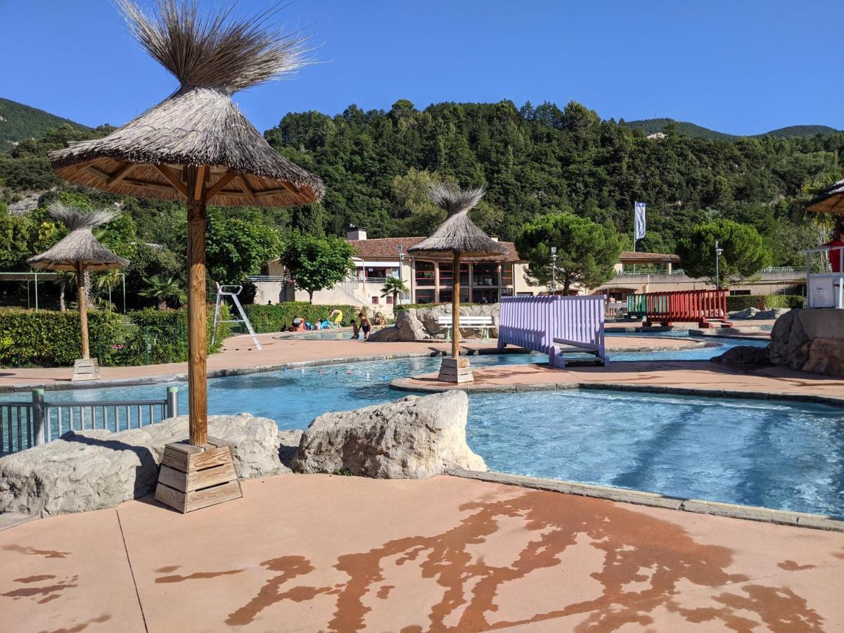 Maisonnette dans domaine avec piscine à Nyons, pays des olives Extérieur photo