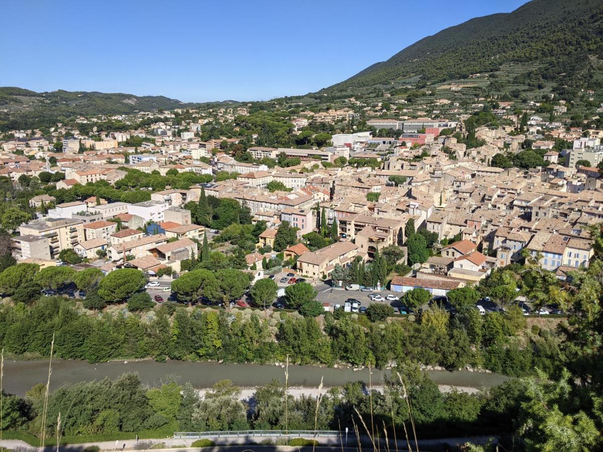 Maisonnette dans domaine avec piscine à Nyons, pays des olives Extérieur photo